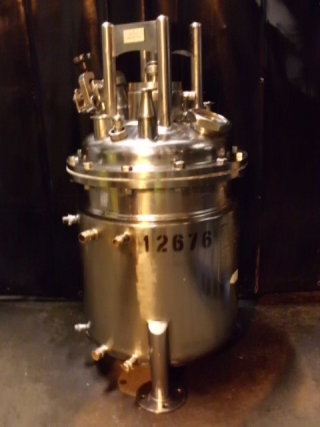 12676 - 50 LITRE STAINLESS STEEL STEAM JACKETED PRESSURISED MIXING TANK.