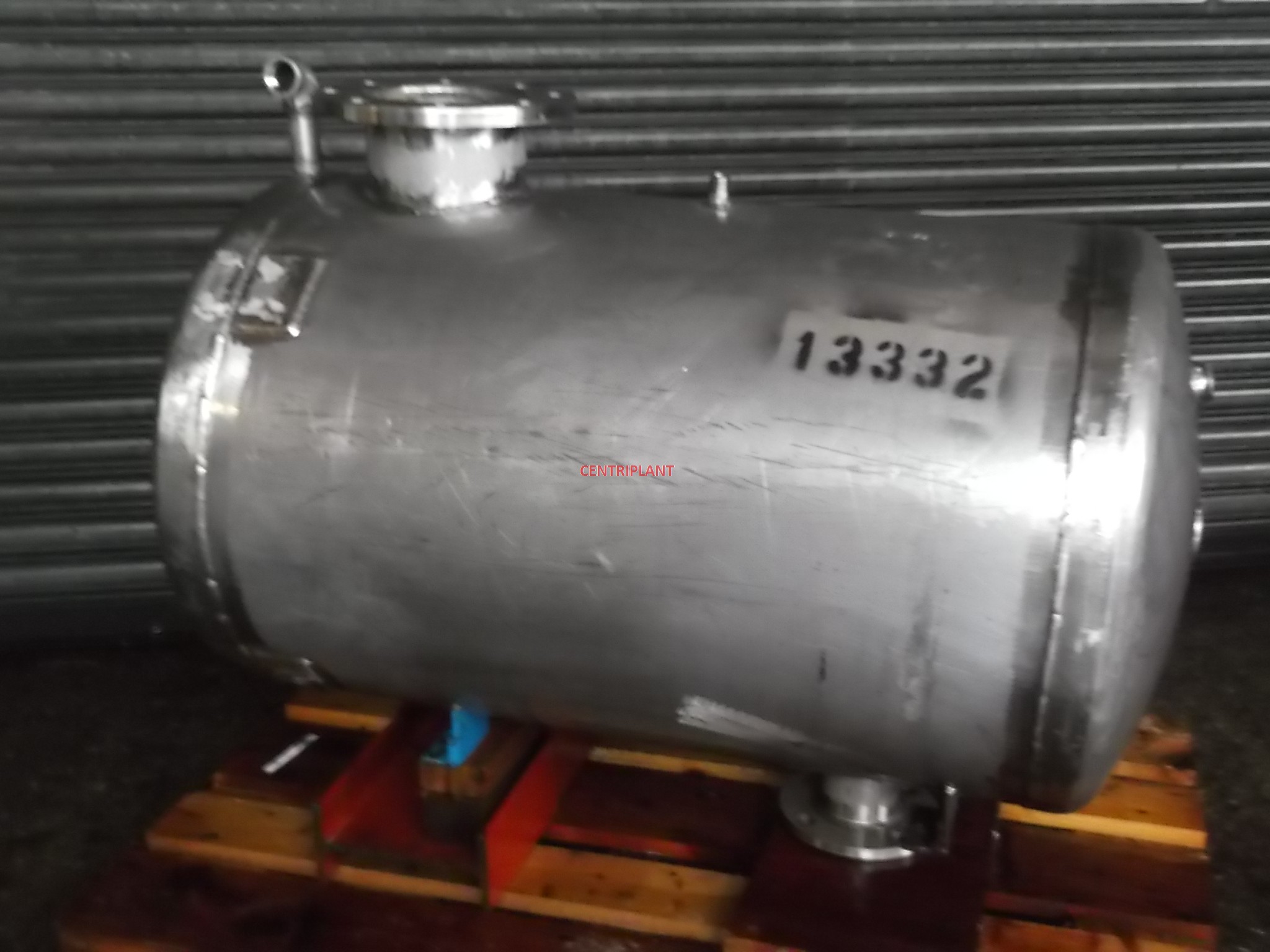 13332 - 245 LITRE HORIZONTAL STAINLESS STEEL TANK