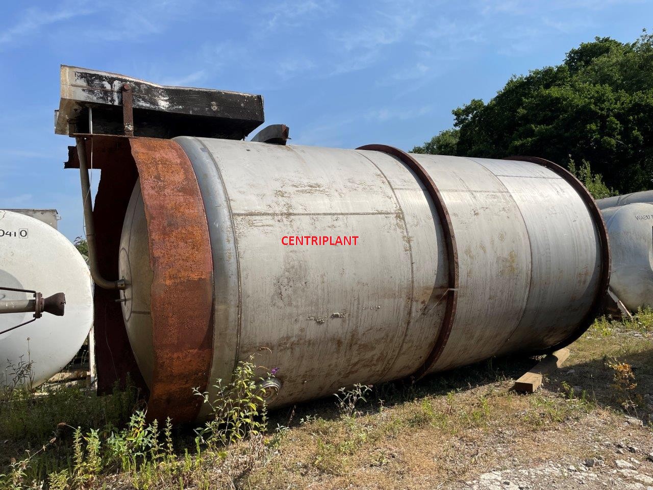 14353 - 40,000 LITRE (BRIM FULL) VERTICAL STAINLESS STEEL STORAGE TANK