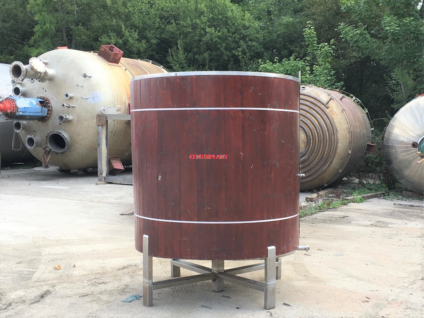 14541 - 4,500 LITRE OPEN TOP TANK CLAD IN TIMBER