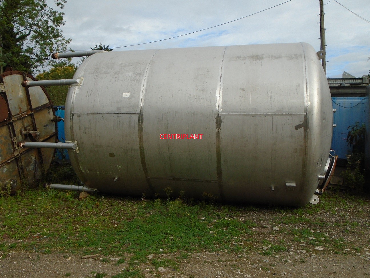 14686 - 43,000 VERTICAL STAINLESS STEEL TANK, DISHED ENDS TANK STANDING ON LEGS