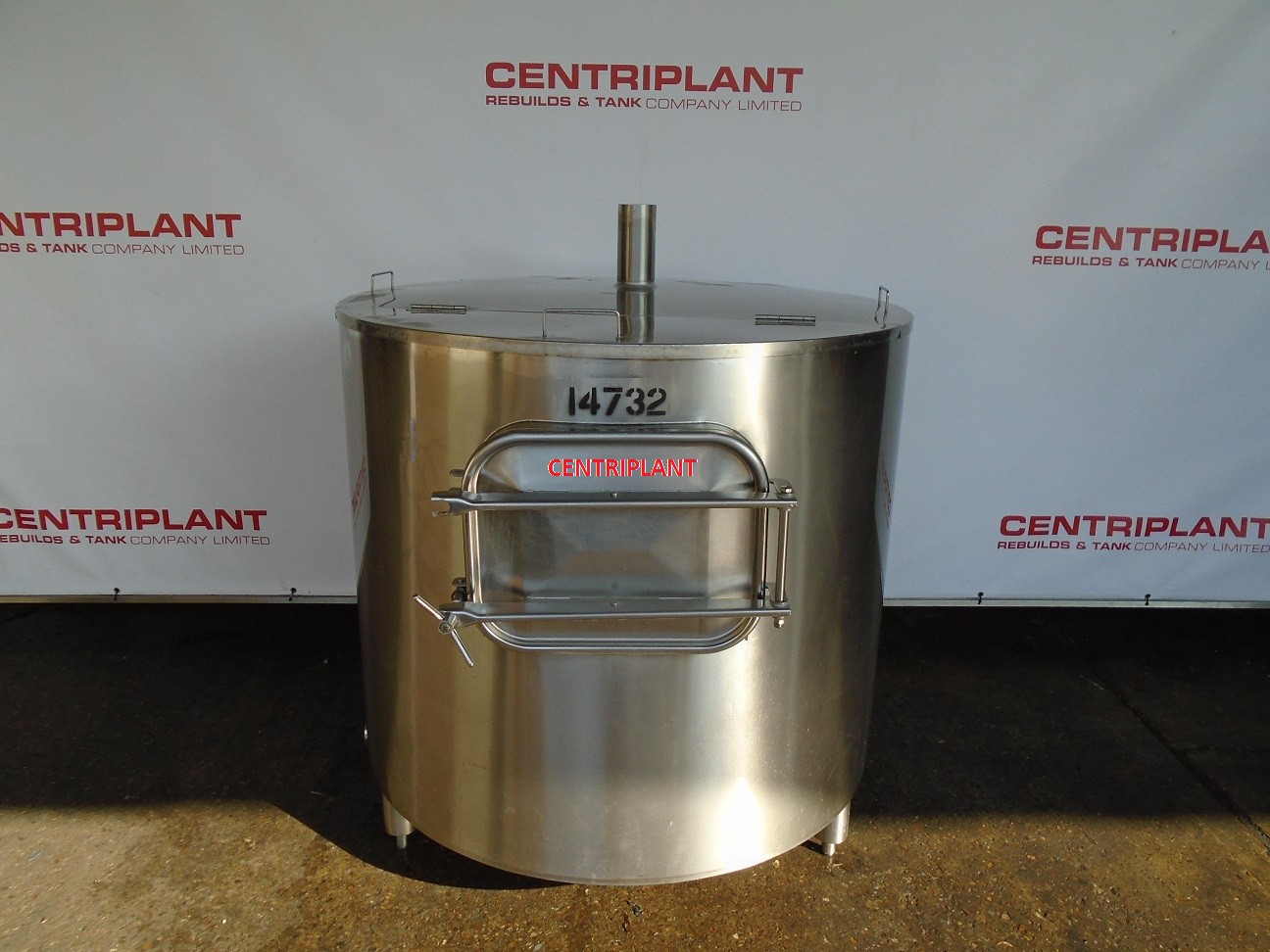 14732 - 1,375 LITRE STAINLESS STEEL TANK WITH IMMERSION HEATERS