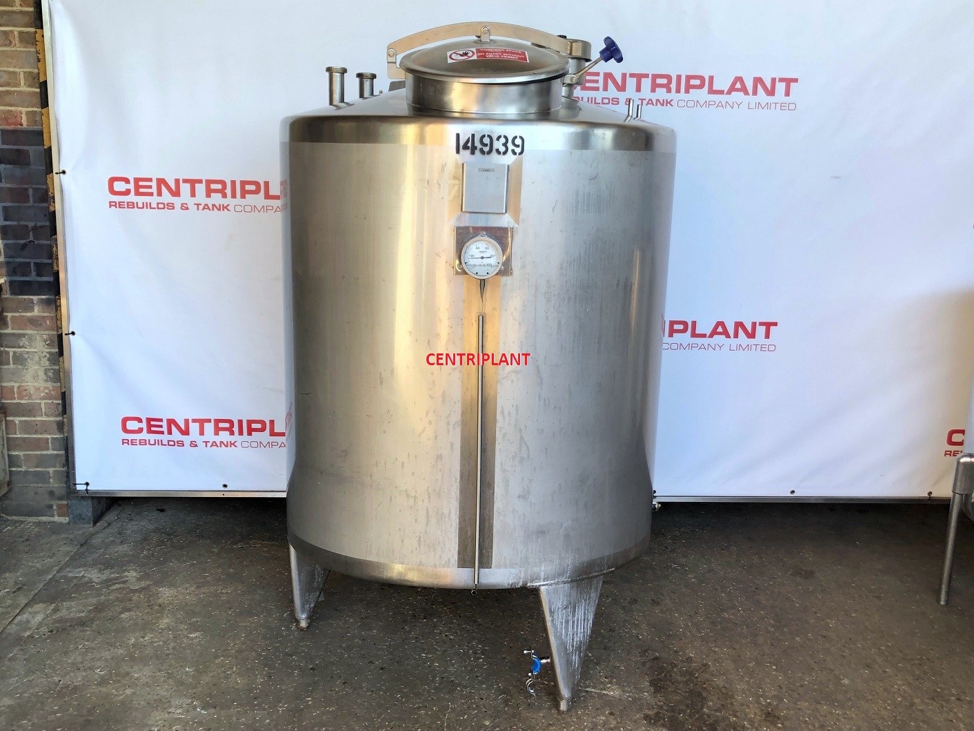 14939 - 1,500 LITRE VERTICAL STAINLESS STEEL TANK