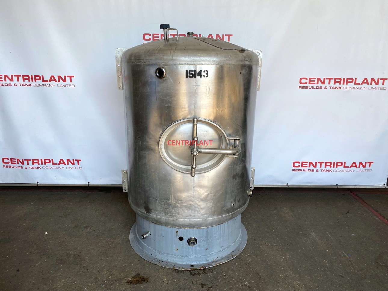 15143 - 1340 LITRE STAINLESS STEEL TANK ON MILD STEEL BASE