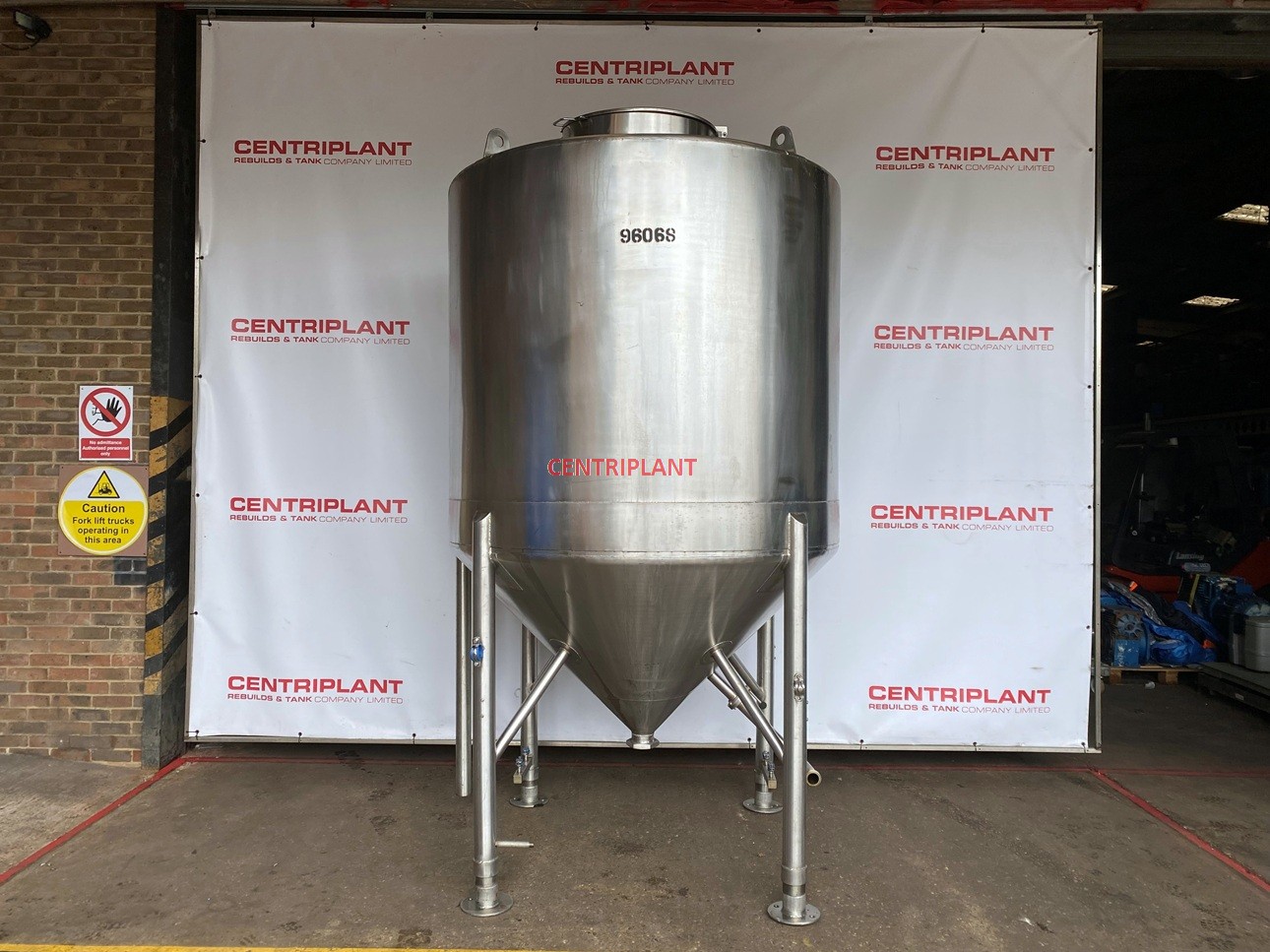 96068 - 4,400 LlTRE STAINLESS STEEL TANK, CONICAL BASE