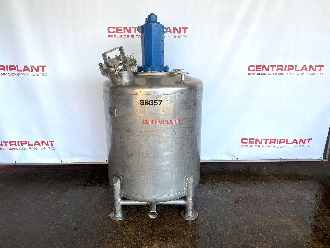 96657 - 1,000 LITRE STAINLESS STEEL TANK WITH PNEUMATIC MIXER